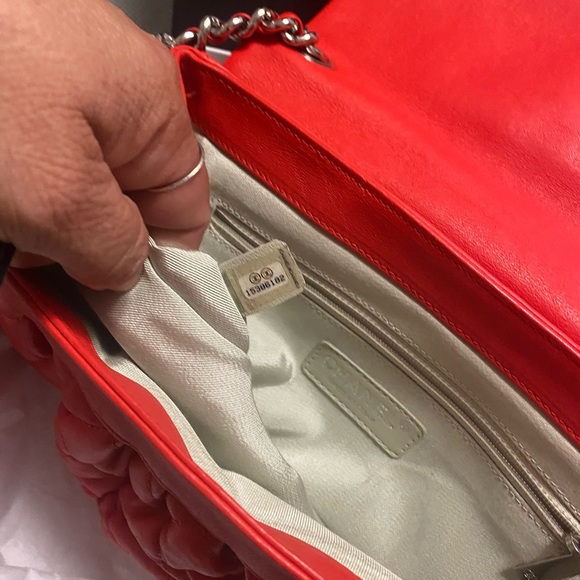 Red color chains around Medium size,interlocking CC logo silver tone hardware . - Picture 9 of 13